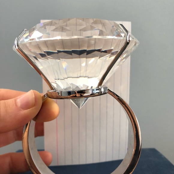 Faux engagement ring paperweight - Picture 5 of 8